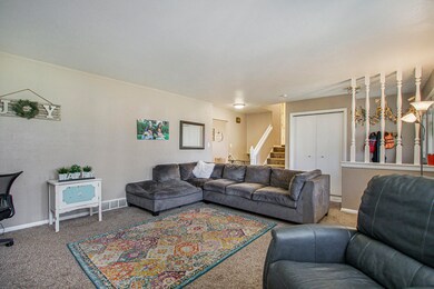 1505 Valley View living room photo 2