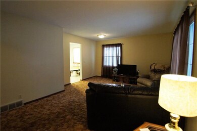 520 E 6th St S, Newton, IA 50208 - photo 3