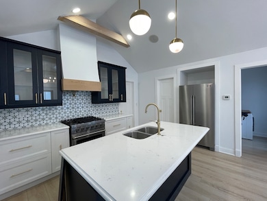 607 W Olive St, Bloomington, IL 61701 - photo 2