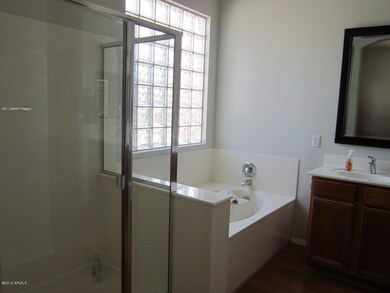 Master Bath w/ garden tub & shower