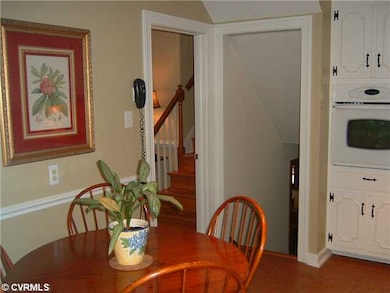 Kitchen - Updated eat-in kitchen
