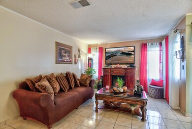 004_Living Room
