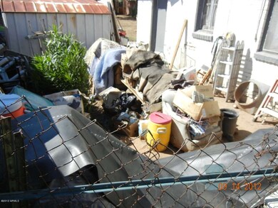1227 E Hubbell 013