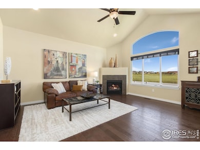 Open floor plan w/tons of natural sunlight