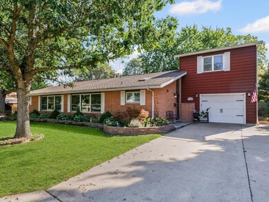 1622 Golfview Circle.  Note:  Garage and large con
