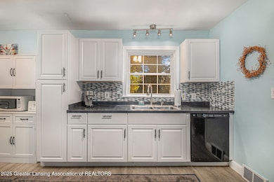 704 N Foster Ave, Lansing, MI 48912 - photo 7