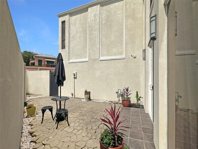 Private back patio to entertain!
