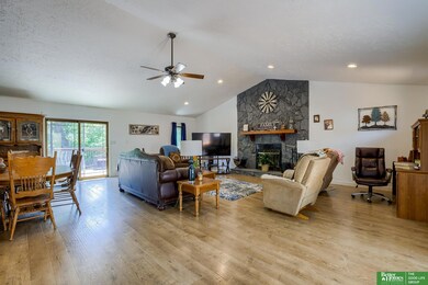 8302 Howe Ct, Plattsmouth, NE 68048 - photo 3