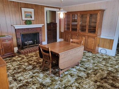DR w.FP & built-in cabinet