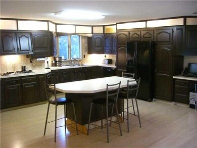 Kitchen Huge eat in kitchen--moveable island!