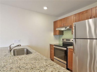 Kitchen with appliances with stainless steel fini