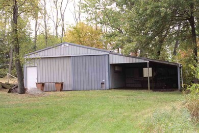 24x32 with concrete floors.  Includes a 60 gallon 