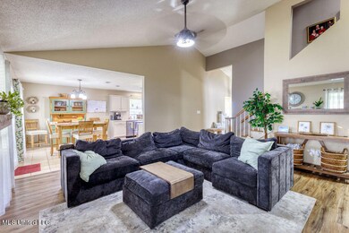 2071JuniperDr Greatroom 2