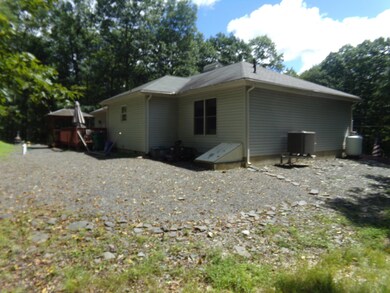 223 Robin Ct, Bushkill, PA 18324 - photo 7