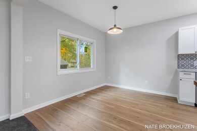 14-web-or-mls-409 E 40th St Holland-14