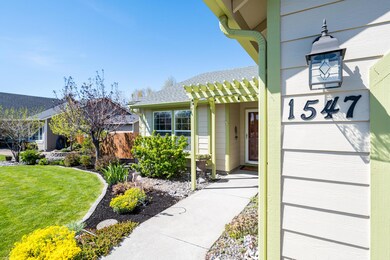 1547 NW Spruce Ave, Redmond, OR 97756 - photo 3