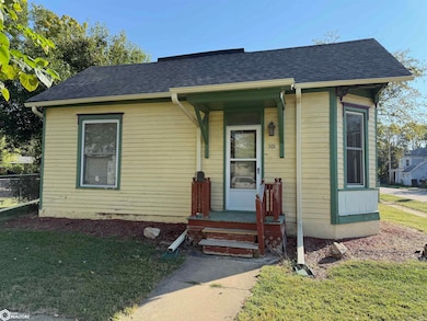301 N 6th St, Fairfield, IA 52556 - photo 2