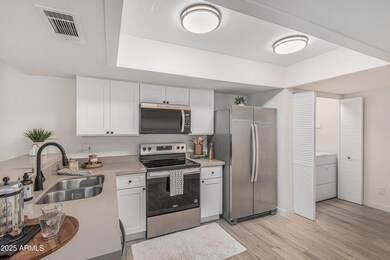 2437 E Tracy Ln unit 4, Phoenix, AZ 85032 - photo 7