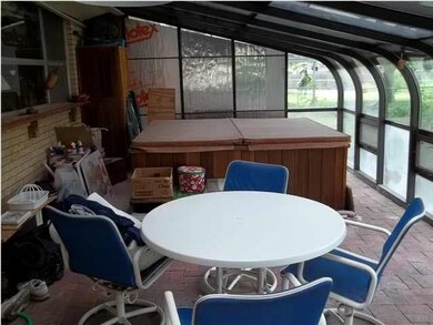 SUNROOM WITH HEAT & AIR HOT TUB STAYS