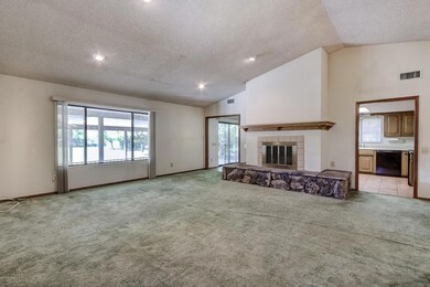 2039 W Shawnee Dr-8
