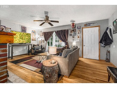 Living Room/Entrance