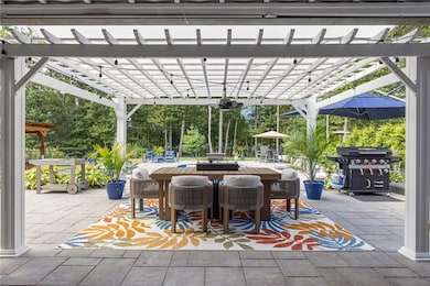 Beautiful pergola & dining area