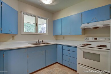 Cute little kitchen w/white appliances