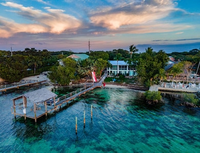Dockage, sandy beach and 5 bedroom home!