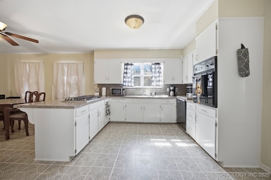 510 W Jefferson Ave, Checotah, OK 74426 - photo 5