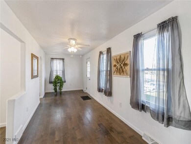 21 E Mckinley Ave, Des Moines, IA 50315 - photo 2