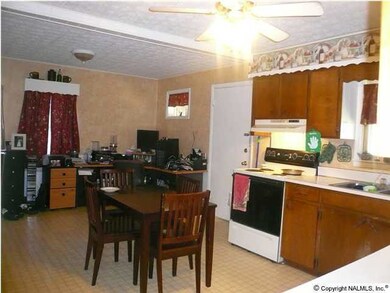 Kitchen w/eat-in