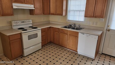 1121 Nicklaus Dr unit B, Greenville, NC 27834 - photo 2