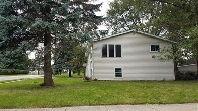 331 Delaware Ct, Carpentersville, IL 60110 - photo 2