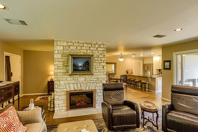 102 W Peach St, Fredericksburg, TX 78624 - photo 7