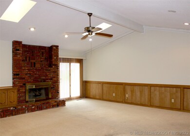 Large living area with vaulted ceiling, can lights