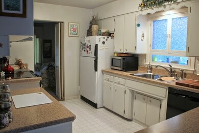 1610 Madison St, Cedar Falls, IA 50613 - photo 2