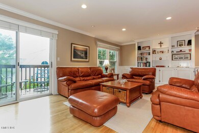 003-Living_Room-1041759-mls