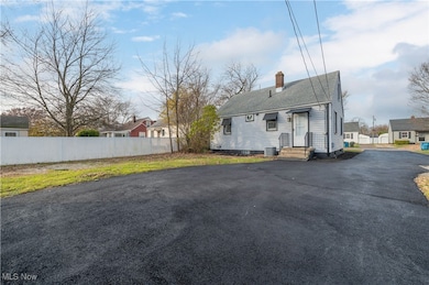 819 Warwick Dr, Sheffield Lake, OH 44054 - photo 2