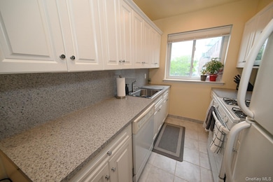 Wyndham House unit 212, Lynbrook, NY 11563 - photo 6