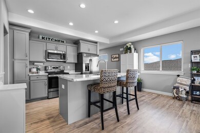 811 Grindstone Cir, Waterloo, IA 50702 - photo 4