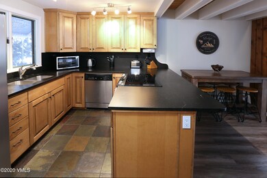 2823_kinnickinnick_6b_kitchen_dining
