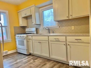 2102 W 17th St, Davenport, IA 52804 - photo 2