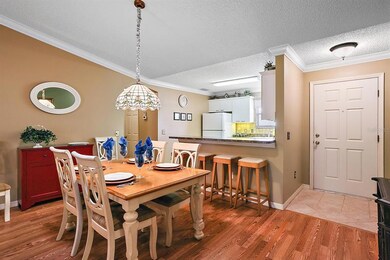 Dining area w/laminate flooring