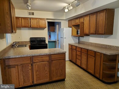 4003 Woodhaven Ln, Bowie, MD 20715 - photo 4