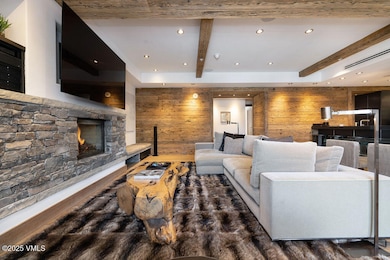 2504_one_willow_bridge_26_interior_livin