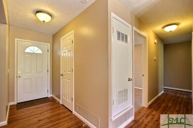 Foyer w/ coat closet