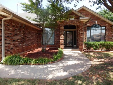 2708 E Hills Dr, Moore, OK 73160 - photo 2