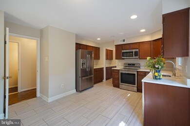 8211 Labbe Ln, Vienna, VA 22182 - photo 5