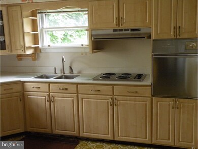 4331 Winfield St, Emmaus, PA 18049 - photo 3