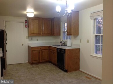 5123 Bradfield Dr, Annandale, VA 22003 - photo 5